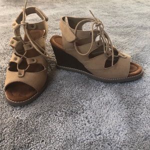 Bearpaw wedges